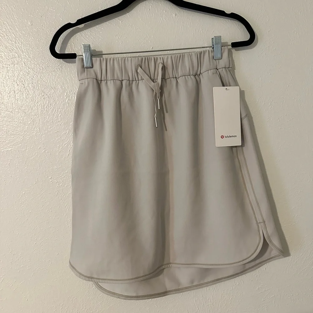 NWT Lululemon On The Fly Skirt *Woven
Silverstone​​​​ - Picture 7 of 11